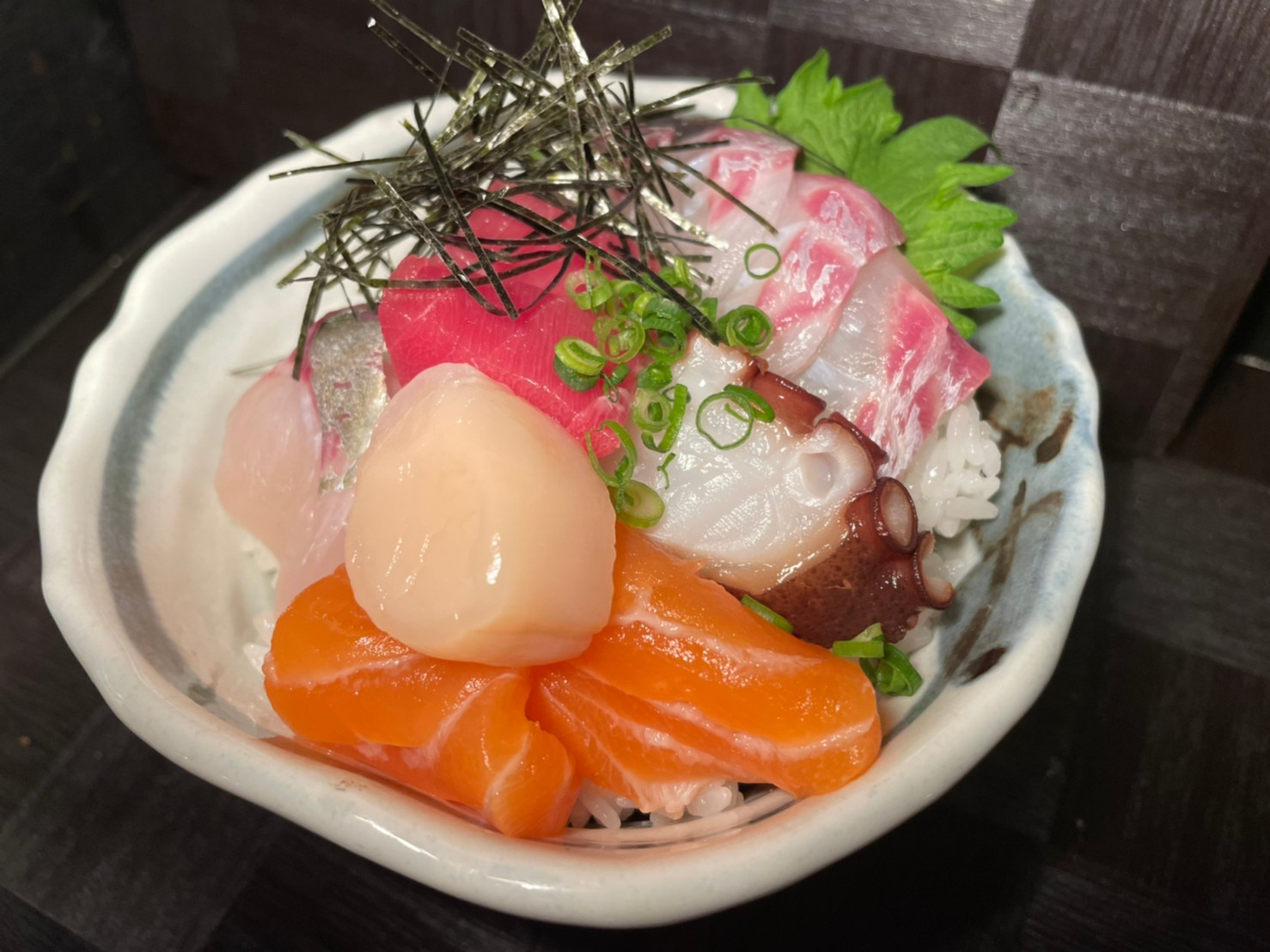 居酒屋の海鮮ちらし